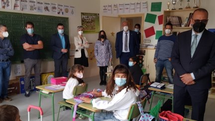 El consejero de Educación, Cultura y Deporte del Gobierno de Aragón, Felipe Faci, durante la visita al colegio de Argente (Teruel).