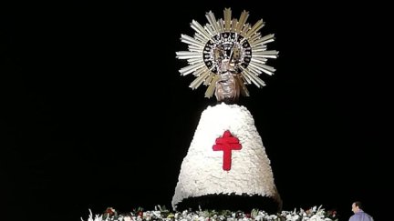Imagen de la peana de la Virgen sobre el manto de flores. (EP)