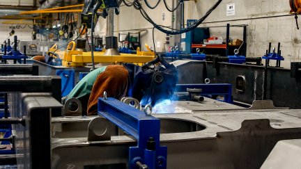 Un trabajador procede a soldar una pieza metálica. (EP)