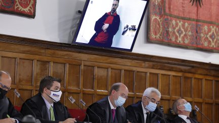 El acusado (en la pantalla), en el Tribunal Superior de Justicia de Aragón (EP).