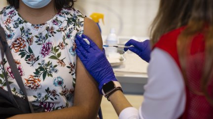 Una mujer recibe la vacuna contra la COVID-19.