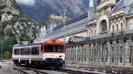 Un "tamagotchi" frente a la estación de Canfranc (Huesca la Magia).