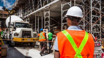 Obreros en la construcción de una vivienda.