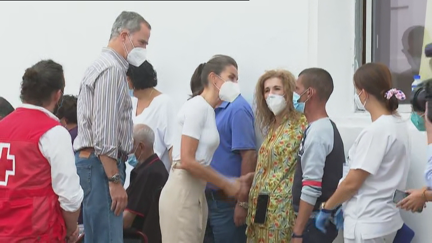 Los Reyes Felipe y Letizia conversan con vecinos damnificados en los Llanos de Aridane (La Palma).