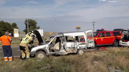 Los bomberos han tenido que extraer al herido del interior del vehículo, tras quedar atrapado. (Foto: Bomberos Diputación de Zaragoza).