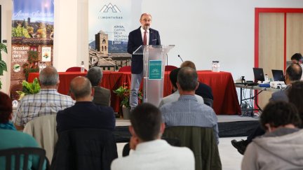 Javier Lambán, presidente del Gobierno de Aragón, en la clausura del 'V Congreso Esmontañas'. (Aínsa))
