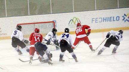 Una imagen del encuentro disputado este sábado en el pabellón de hielo de Jaca.