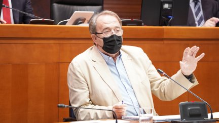 El consejero de Hacienda y Administración Pública, Carlos Pérez Anadón, durante la Comisión de este lunes (Cortes de Aragón).