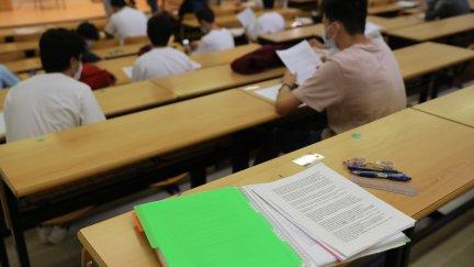 Estudiantes realizan un examen (EP).