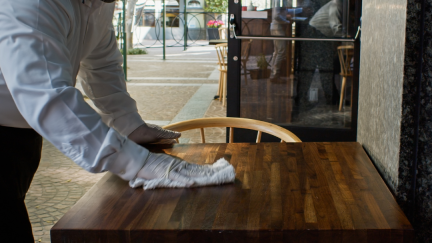 Trabajador de un bar en plena pandemia de la COVID-19 (Canva).