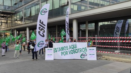 Concentración de CSIF este martes ante la sede del Servicio Aragonés de Salud.