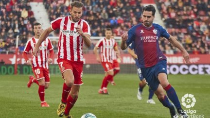 Pablo Insua puja un balón con Stuani. Foto: LaLiga.