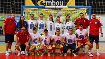 Clara Rodríguez posa junto a sus compañeras del Sala Zaragoza.