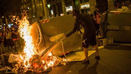 Quema de contenedores en la manifestación por el 1-O (Barcelona).
