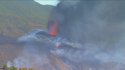 El volcán de La Palma durante la tarde de este sábado (Imagen: Radio Televisión Canaria).
