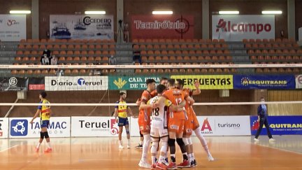 El Club Voleibol Teruel durante el partido ante el Ibiza.