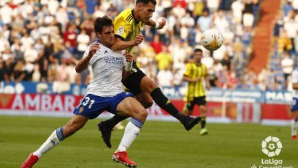 Iván Azón pelea por el balón en un lance del encuentro ante el Oviedo.