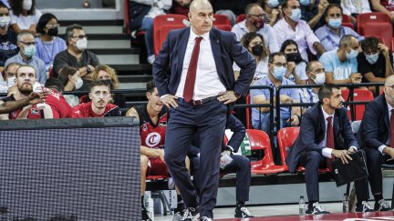 Jaume Ponsarnau se lamenta durante el encuentro ante Valencia Basket.
