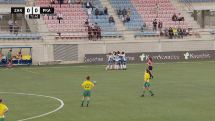 Las jugadoras del Zaragoza CFF celebran el gol de Andrea Álvarez.