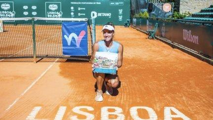 Irene Burillo posa con el título conquistado en Lisboa este domingo.