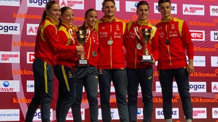 Raquel Roy posa junto a sus compañeros de la selección española de kárate.