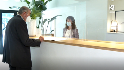 La recepción de un hotel ubicado en Zaragoza.