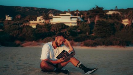 El joven Álvaro Ulibarrena lee su libro 'Vive haciendo videoclips'.