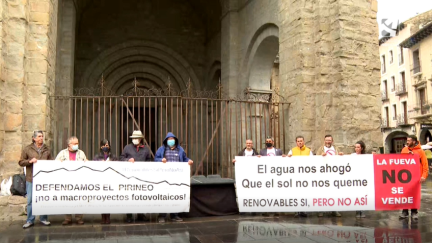 Varias personas se concentran en Jaca contra las grandes plantas fotovoltaicas.