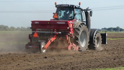 Agricultor en su tractor en el campo.