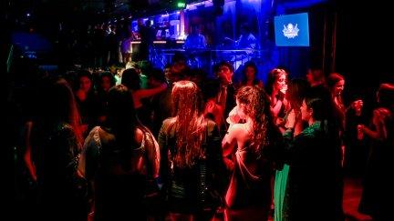 Interior de una discoteca.