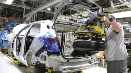 Interior de la planta de Stellantis con turno de trabajadores en marcha (EP).