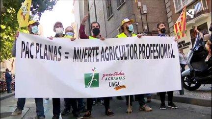 Manifestantes protestando contra la PAC este viernes en Zaragoza.