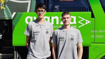 Aday Mara y Pavle Stosic posan delante del autobús del Levitec Huesca La Magia.