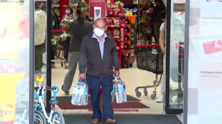 Un vecino de Sariñena (Huesca) compra agua embotellada.