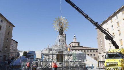Los servicios municipales colocan la imagen en la estructura (Javier Belber).