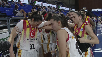 Las jugadoras de Casademont Zaragoza hacen piña antes del inicio del último cuarto.