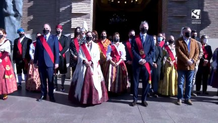 La corporación del Ayuntamiento de Zaragoza guarda un minuto de silencio a las puertas del Consistorio.