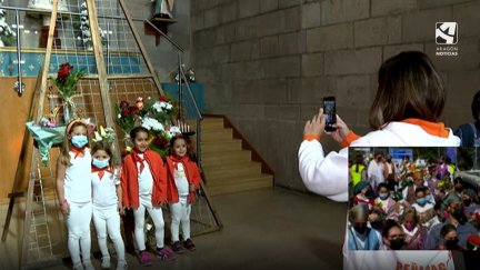 Imagen de un grupo de jóvenes fragatinos posando con su pañoleta naranja.