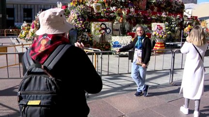 Una mujer posa delante del manto multicolor de la Virgen este miércoles.
