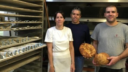 Luis Agut, en el centro, junto a sus hermanos, María Pilar y Antonio, en la panadería.