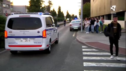Un grupo de estudiantes desalojados del campus de Lejona pasan junto a una furgoneta de la Ertzaintza.