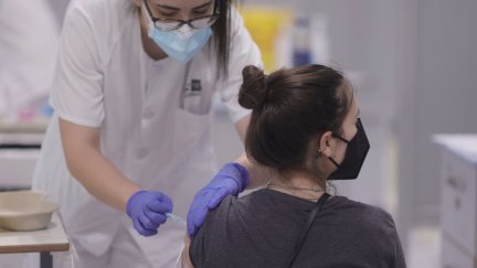 Una joven recibe la vacuna contra la COVID-19 (EP).