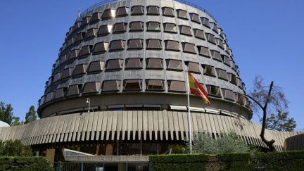 Fachada y entrada al edificio del Tribunal Constitucional de España.
