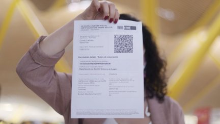 Una mujer muestra su certificado Covid expedido en España y válido para toda la Unión Europea. (Foto: EP)