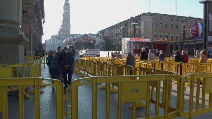 Camino señalizado para entrar a la Basílica del Pilar.