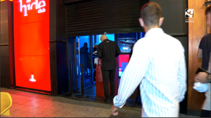 Unos jóvenes pasan delante de una discoteca en Zaragoza.