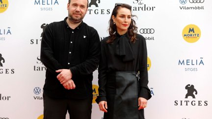 La actriz sueca Noomi Rapace posa junto al director Valdimar Johansson durante la presentación de la película 'Lamb' en el Festival de Cine Fantástico de Sitges, este sábado en Sitges