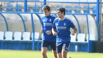 Francho Serrano realiza carrera continua junto a Iván Azón este lunes.