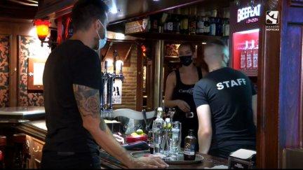 Trabajadores del ocio nocturno en Zaragoza con mascarilla.