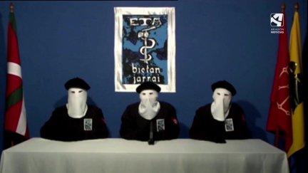 Los tres terroristas encapuchados que aparecieron en el comunicado con el que ETA anunció el "cese definitivo" de la violencia.